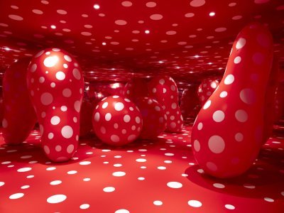 Le centre culturel accueille en marge de l'exposition, l'œuvre immersive de l'artiste contemporaine de renommée internationale Yayoi Kusama, "Dots obsession". - © Yayoi Kusama