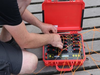 Plus besoin d'allumer les pétards un à un, "nous avons du matériel de pointe". Tout se fait par câbles conducteurs, reliés à des dizaines de mallettes télécommandées. "Ensuite, je lance tout depuis ma console de guidage."