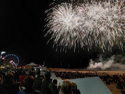 Le public afflue des heures avant le spectacle. A la nuit tombée, top départ : Michael Roalem lance le feu d'artifice à distance. C'est parti pour 14 minutes de spectacle en musique, ponctué d'acclamations ravies.