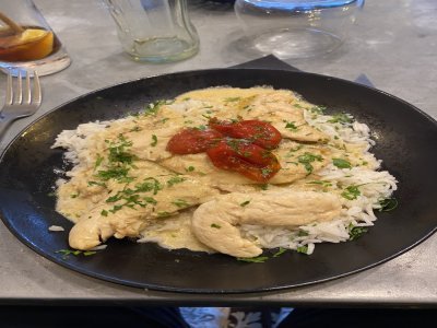 Aiguillettes de poulet à la crème et riz.