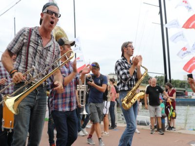 L'arrivée des bateaux a été célébrée en musique avec le défilé de la fanfare "The Brass Timber". D'autres orchestres se produisent tout au long de la semaine comme "Les Marineros", attendus mercredi 21 août.