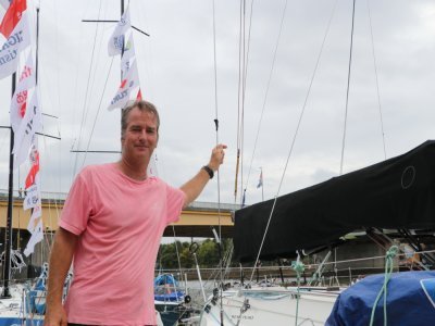 Thierry Levayer, 54 ans, participe pour la première fois à la Solitaire du Figaro. En provenance de Nouvelle-Calédonie, le quinquagénaire a fait toutes les courses d'avant saison depuis son arrivée dans l'hexagone en février.