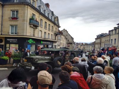 Les habitants étaient nombreux pour assister à la parade des véhicules militaires.