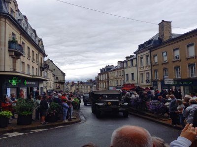 Les habitants étaient nombreux pour assister à la parade des véhicules militaires.