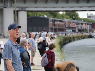 Quelques badauds sont venus assister au spectacle depuis les quais de Seine rive-droite. 