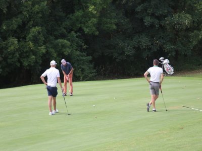 Lieu visé par les golfeurs, c'est sur le green "que la tonte est la plus rase", explique Maxime Morel. En été, il est tondu chaque jour, et arrosé chaque nuit. "Avec la pluie de cette année, on a attendu juin pour débuter l'arrosage."