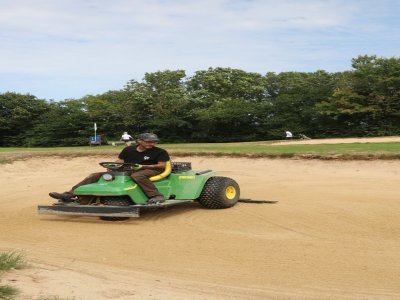 Dans sa meilleure forme, Fabrice Duchemin peut prendre 3h pour entretenir les bunkers du parcours 18 trous. Sa machine composée de râteaux aplatit bien le tout, après le passage des golfeurs, ou bien des animaux la nuit !