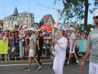 Thérèse Farbos, ex-adjointe au maire et médaille d'or aux championnats du monde de natation de la médecine, est la première relayeuse à s'être élancée.