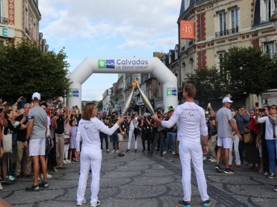 Environ 5 000 spectateurs ont acclamé les porteurs.