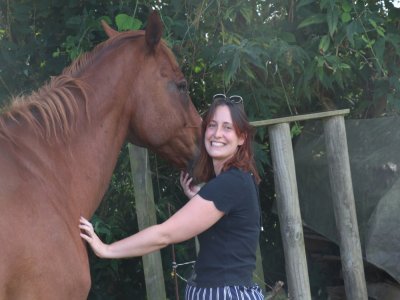 Pauline Duplenne accompagnée de l'un des chevaux en pension.