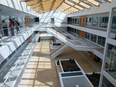 En contrebas de l'hôtel se trouve un espace de 8 000m² de bureaux avec des espaces privatifs de 260m² en moyenne pour les entreprises du tertiaire. Il existe aussi une salle de séminaire.