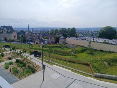 Le site fait la part belle à la nature en repoussant notamment la place de la voiture à l'extérieur. Un parc paysager a été installé au pied de l'hôtel et le toit du bâtiment neuf a été couvert de verdure.