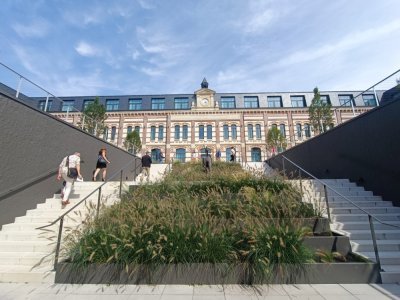 L'hôtel se trouve à l'intérieur de l'ancienne école normale des institutrices, construite entre 1884 et 1887. Servant de lieu de formation aux maîtresses de Rouen, l'établissement a déménagé à Mont-Saint-Aignan en 1991.