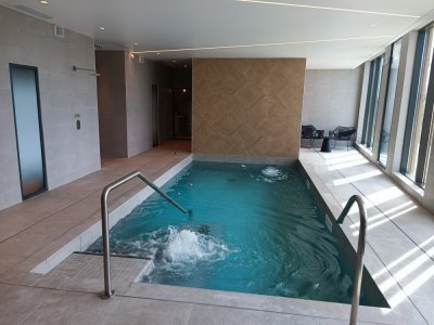 A l'intérieur de l'hôtel se trouve un spa ouvert à la clientèle extérieur. Il comprend un
hammam, un sauna, ainsi qu'un bassin de relaxation. L'hôtel accueille aussi une salle de fitness. 