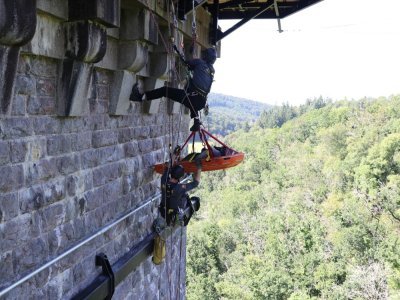 Suspendus à 50m des hauts, les pompiers évacuent la victime fictive. "C'est une intervention qu'on peut réellement avoir." Avec le GRIMP, ils sont appelés pour des chutes dans des puits, des parapentistes coincés…