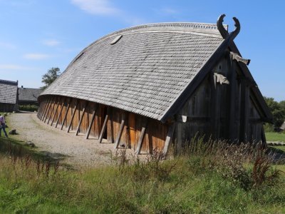 La halle reconstituée, bâtiment de 740, est la plus grande halle royale du monde viking, probablement le premier siège royal du royaume du Danemark.