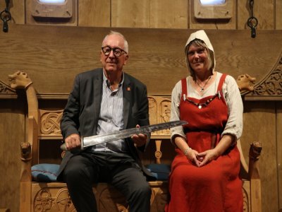 Christian Sébire, président et fondateur du parc Ornavik sur l'histoire des Normands à Hérouville-Saint-Clair, n'a pu résister à la photo souvenir. 