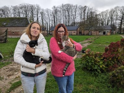 Elodie Dufresne et Yvanie Levée devant le bâtiment qui servira de chatterie.