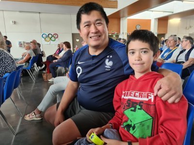 Maillot bleu de rigueur pour soutenir Alexis Hanquinquant en famille.