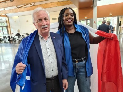 Le maire Francis Alabert et son adjointe Herléane Soulier espère revoir vite Alexis Hanquinquant à Yvetot.