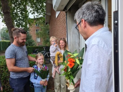 Pierre Morin, directeur de l'école élémentaire, s'est vu offrir un joli bouquet pour remercier l'équipe pédagogique après ces longs mois de délocalisation.