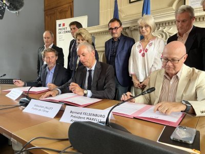 Le préfet de l'Orne Sébastien Jallet, entouré d'Alexandre Lemoine et Bernard Felsenburg, lors de la signature du protocole d'accord pour la réindustrialisation du site Marelli à Argentan.