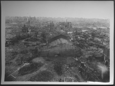 Le Havre, après les bombardements en septembre 1944, vu du toit de la brasserie Paillette. L'avenue Foch, en partie dégagée, apparaît au second plan. - Fornallaz - Archives municipales du Havre - 60Fi405