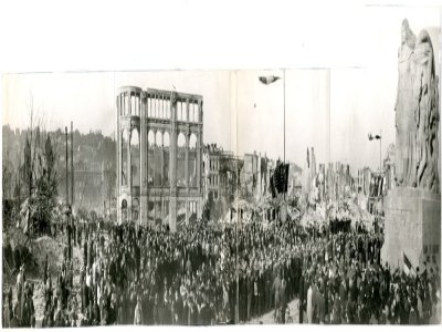 Recueillement au Havre, autour du monument aux morts, le soir de la Libération, le 12 septembre 1944. - William Beaufils - Bibliothèque municipale du Havre PHWILLTIRA-042-R