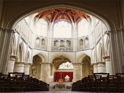 Les messes sont encore célébrées aujourd'hui dans l'église. "Elle accueille des célébrations à la belle saison", car sinon il y fait trop froid. L'édifice sous sa forme actuelle date de 1206, après le siège de Philippe Auguste.