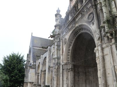 Les travaux, "à mi-chemin entre la sauvegarde et la restauration", vont commencer par le porche. Les pierres structurelles comme les gargouilles s'effritent : "Il faut agir maintenant sur tous ces détails qui font sa richesse."