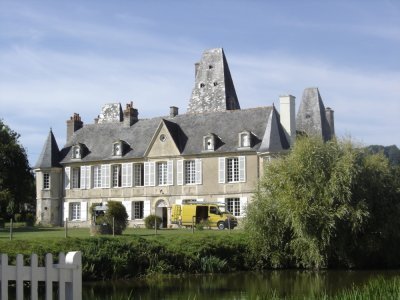 La façade du château de Cricqueville-en-Auge. - Wiki