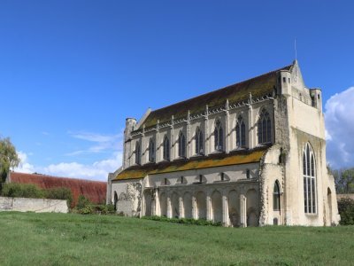 Les bâtiments, aux styles architecturaux variés, sont entourés de jolis jardins. C'est un lieu paisible, autour duquel il est très agréable de se balader, ou même de lire, assis aux tables extérieures du café. 