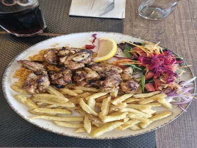 Assiette des brochettes de poulet.