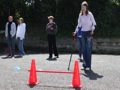 Des courses en béquilles, avec des poids lestés aux chevilles, ont également été mises en place.