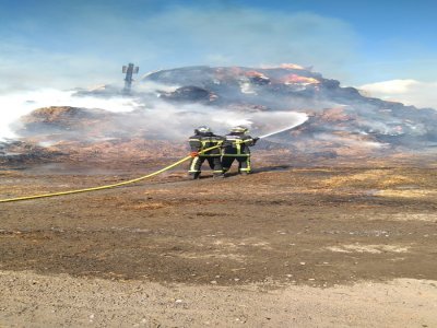 Les pompiers ont aussi dû arroser du fourrage, présent dans le bâtiment, pour éteindre l'incendie. - SDIS50