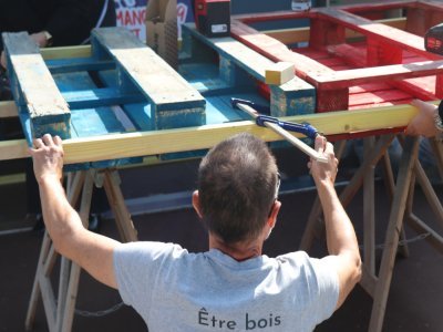 2. Des palettes pour naviguer
Il suffit de deux palettes à la taille standard, 120x80cm, à assembler, pour avoir une base assez solide afin de naviguer. Enfin, c'est ce qu'espèrent les participants, qui ne veulent "surtout pas tomber dans l'eau !". C'est le risque. 