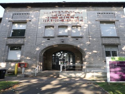 L'association s'est installée dans une salle de classe de l'ancienne école de filles Marie Curie aux côtés d'autres associations. France Premiers Secours 76 a gardé ses locaux historiques à Caudebec-lès-Elbeuf.