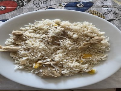 Le plat : riz avec du poulet.