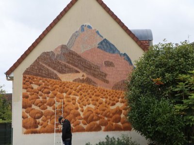 Sa peinture se distingue par l'utilisation de la bombe en spray, avec laquelle il multiplie les traits et varie les couleurs.