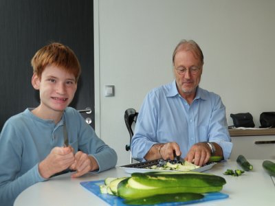 Jean-Pierre et Guillaume ont coupé les courgettes en petits cubes et participé à la confection de la tarte aux légumes.