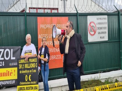 Plusieurs personnes ont pris la parole pendant le rassemblement, dont Jean-Michel Beregovoy, adjoint au maire de Rouen.