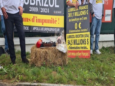 Pour les cinq ans de l'incendie, un gâteau d'anniversaire et un bouquet de fleurs brûlées ont été déposés devant le site Lubrizol.