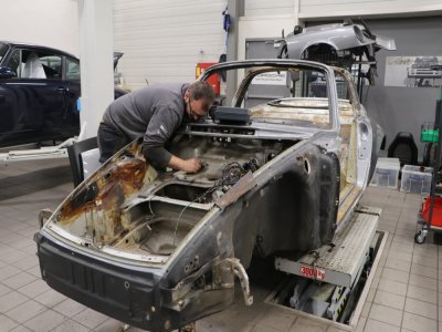 4. Un challenge de restauration
Auriez-vous su reconnaître cette 911 Carrera 2,7 Targa Jubilé de 1974 ? Ce modèle extrêmement rare est entièrement démonté et restauré dans le centre dans le cadre d'un concours organisé par la marque en Allemagne. 