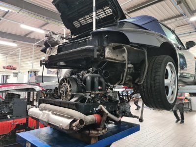 2. Un moteur de 911 retrouve sa place
Le centre est capable de restaurer entièrement les Porsche des années 1948 jusqu'à 1998 environ. Ici, le moteur de cette 911, nettoyé et bichonné est replacé avec soin à l'arrière du véhicule. 