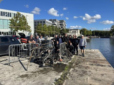 Les plongeurs-sauveteurs de Caen ont trouvé, entre autres, des vélos, une poussette, des skateboards au fond du bassin Saint-Pierre.