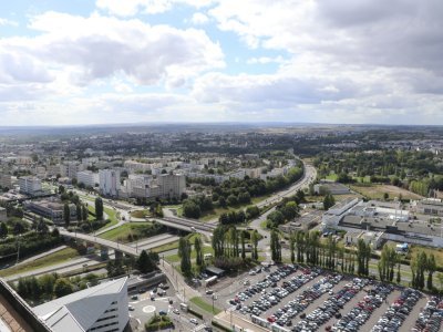 4. Zénith de l'horizon caennais
Véritable point culminant de la ville, le CHU est visible de tous les côtés. L'avenir de cette tour est cependant incertain, au regard de la construction du nouvel hôpital. Aucun site ne vient pour le moment le concurrencer.