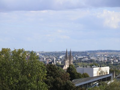 3. Une vue sur les clochers
Si ce n'est pas le plus haut point de Caen, la Colline aux oiseaux permet de distinguer très nettement l'horizon. Tout le monde peut ainsi admirer les hauteurs de l'Abbaye aux Hommes et les autres immeubles en toile de fond. 