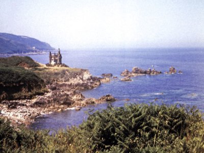 Un château en bois fabriqué spécialement pour le film donne une belle illusion dans la baie de Quervière. - Wikimanche