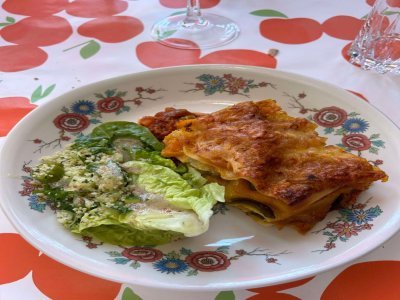 Lasagnes de légumes et sauce aux herbes.