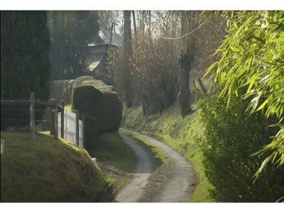 Le chemin caché par l'église menant au presbytère.